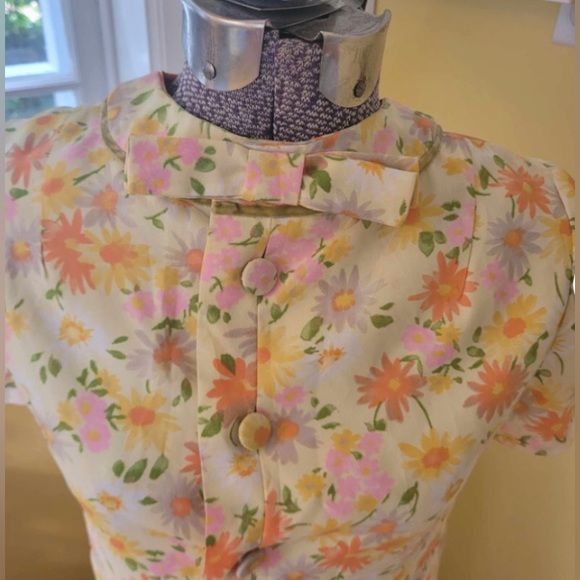 Vintage
1960's House of Fabrics Daisy floral print maxi dress, bow, buttons. US6 - Picture 4 of 7